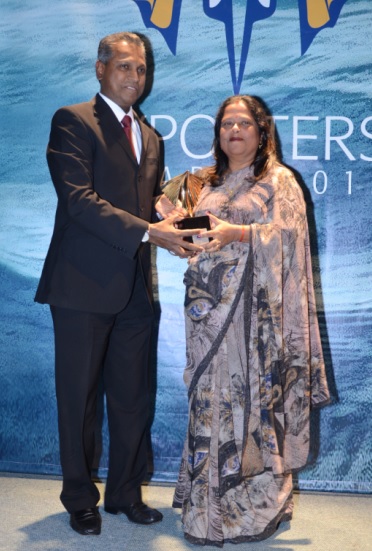 Anooradah Poorun receiving the Emerging Exporters Gold Award