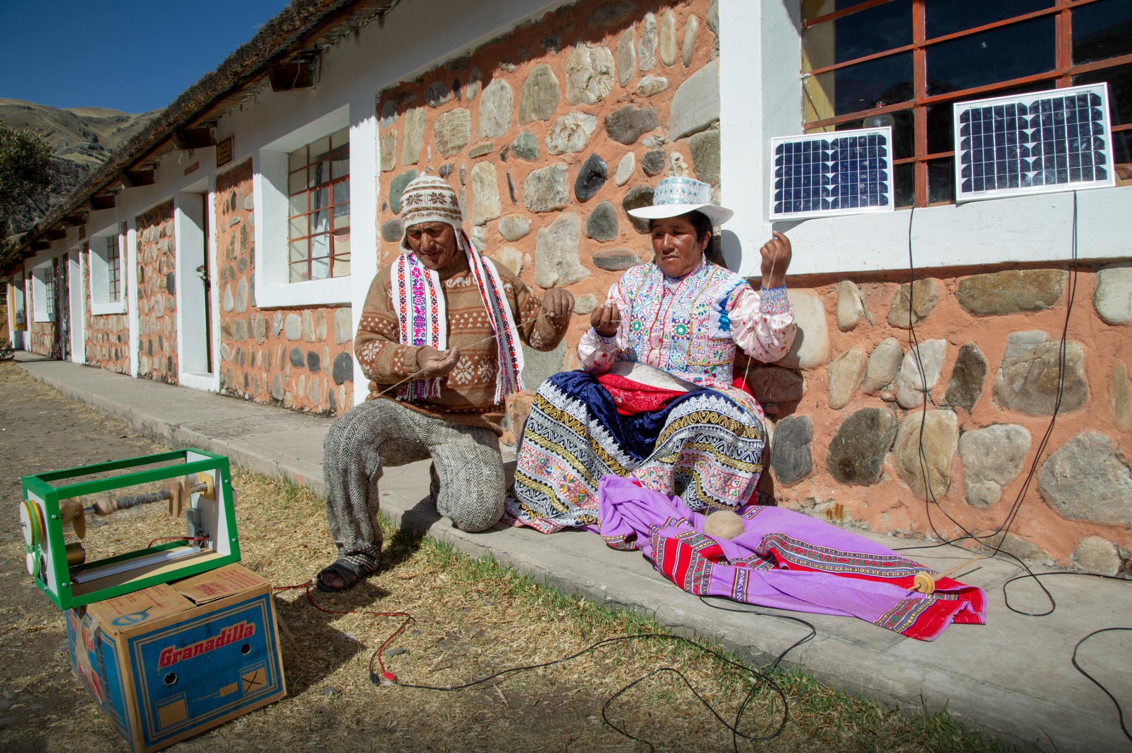 weaving sih nets with solar panels PNUD Peru SGP